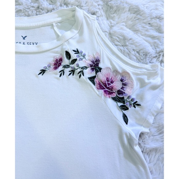 EUC | American Eagle Cold Shoulder Embroidered Tee | XS | “Soft & Sexy” Line - Picture 8 of 13